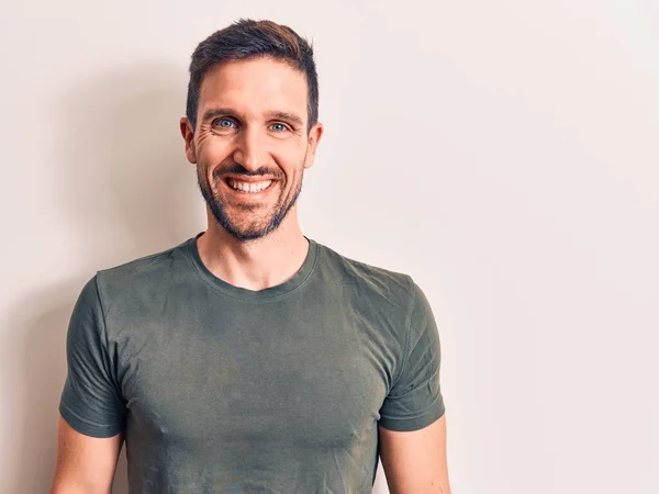 Joven Hombre Guapo Con Camiseta Casual Pie Sobre Fondo Blanco — Foto de Stock