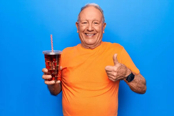 Senior Knappe Grijsharige Man Drinken Cola Verfrissing Drank Blauwe Achtergrond — Stockfoto