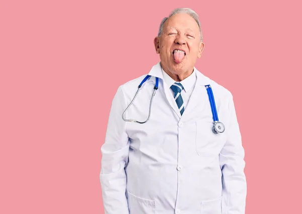 Hombre Mayor Guapo Pelo Gris Con Abrigo Médico Estetoscopio Sacando — Foto de Stock