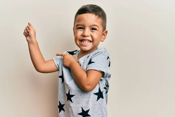 Bedårande Latin Barn Bär Casual Kläder Ler Och Tittar Kameran — Stockfoto