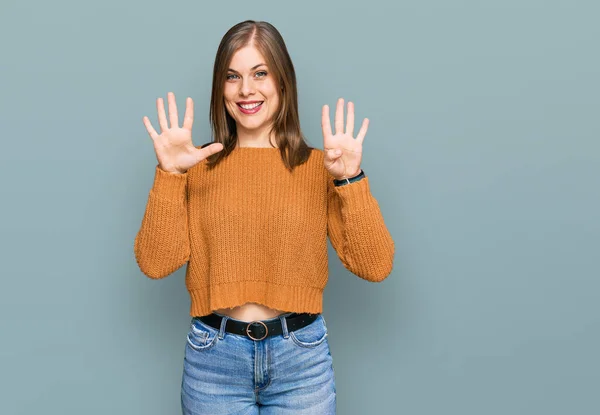 Mooie Blanke Vrouw Dragen Casual Kleding Tonen Wijzen Met Vingers — Stockfoto