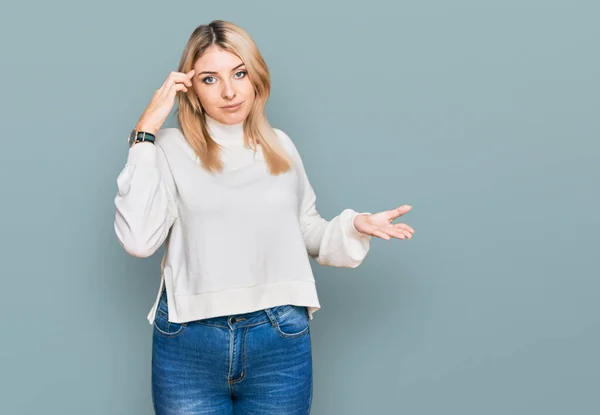 Mujer Caucásica Joven Con Suéter Casual Invierno Confundido Molesto Con —  Fotos de Stock