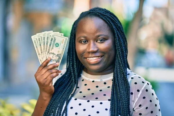 Jonge Afrikaanse Amerikaanse Vrouw Glimlachend Gelukkig Houden Van Amerikaanse Dollars — Stockfoto