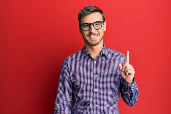 Snygg Kaukasier Man Bär Business Shirt Och Glasögon Leende Med — Stockfoto