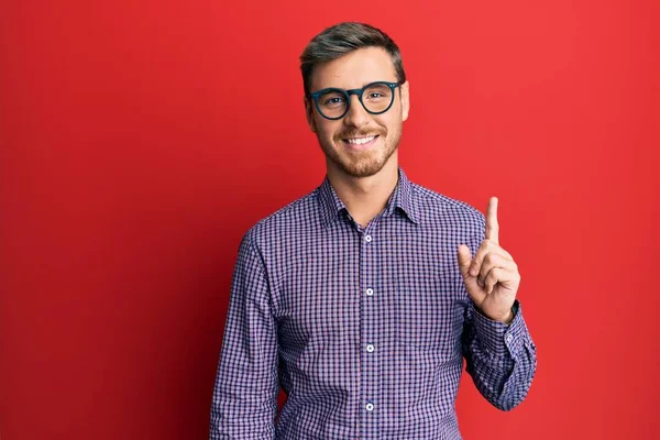 Bell Uomo Caucasico Che Indossa Camicia Lavoro Occhiali Sorridenti Con — Foto Stock