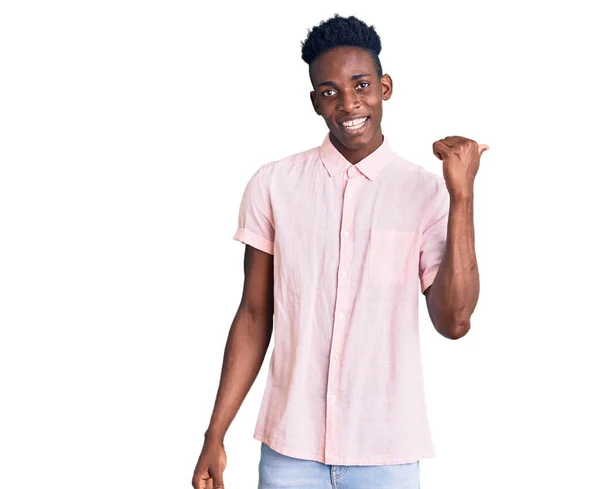 Jovem Afro Americano Vestindo Roupas Casuais Sorrindo Com Rosto Feliz — Fotografia de Stock