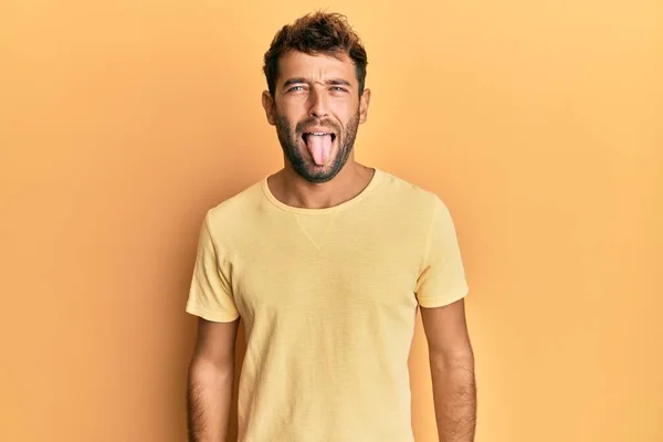 Knappe Man Met Baard Draagt Casual Geel Tshirt Gele Achtergrond — Stockfoto