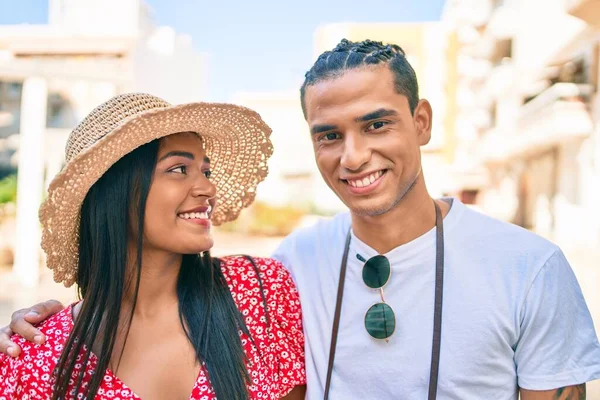 Genç Latin Çift Gülümsüyor Şehrin Caddesinde Mutlu Bir Kucaklaşma — Stok fotoğraf