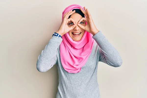 Νεαρή Καυκάσια Γυναίκα Που Φοράει Παραδοσιακό Φουλάρι Ισλαμικής Χιτζάμπ Κάνει — Φωτογραφία Αρχείου
