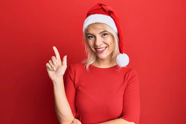 Joven Chica Rubia Con Sombrero Navidad Sonriendo Feliz Señalando Con —  Fotos de Stock