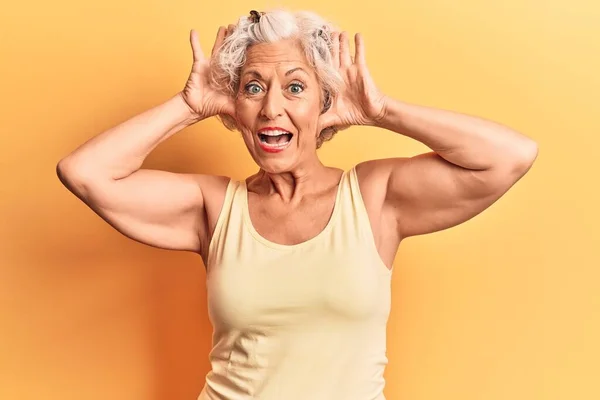 Senior Mujer Pelo Gris Con Ropa Casual Sonriente Alegre Jugando —  Fotos de Stock