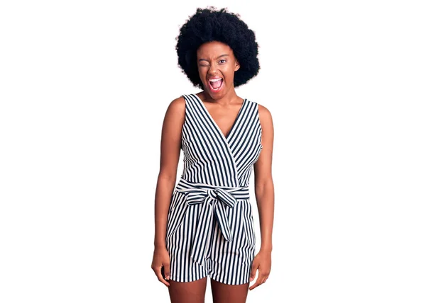 Jeune Femme Afro Américaine Portant Des Vêtements Décontractés Clin Oeil — Photo
