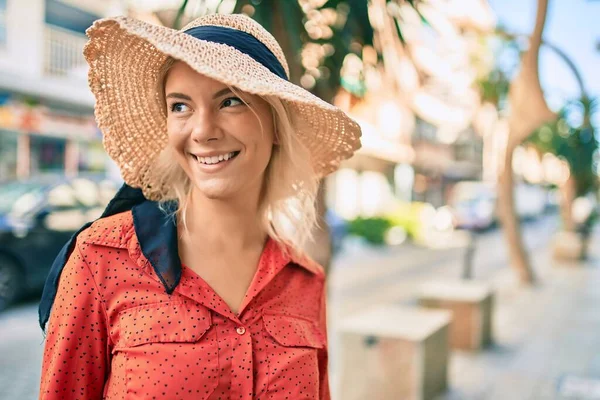 Jovem Loira Turista Mulher Sorrindo Feliz Andando Cidade — Fotografia de Stock