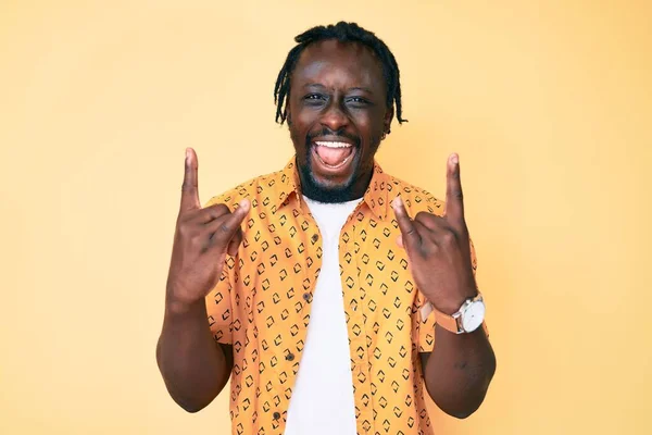 Joven Hombre Afroamericano Con Trenzas Con Ropa Casual Gritando Con —  Fotos de Stock