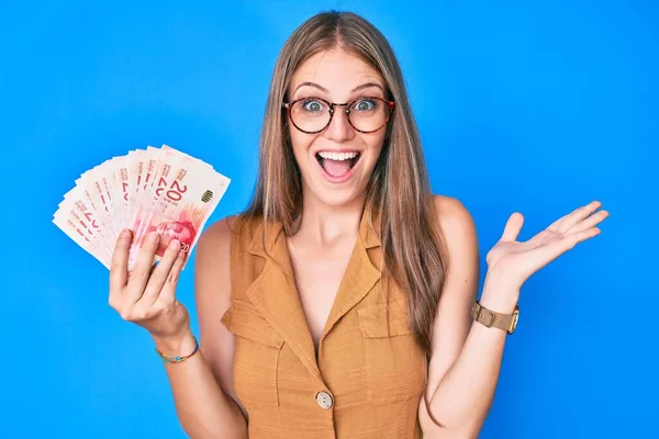 Menina Loira Jovem Segurando Shekels Israelitas Celebrando Vitória Com Sorriso — Fotografia de Stock