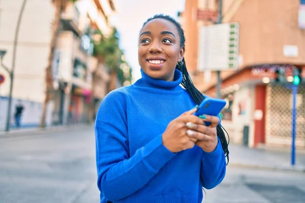 Jovem Afro Americana Sorrindo Feliz Usando Smartphone Cidade — Fotografia de Stock