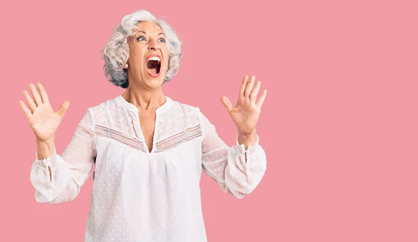 Idősebb Ősz Hajú Alkalmi Ruhában Őrült Őrült Kiabálás Kiabálás Agresszív — Stock Fotó