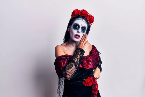 Mujer Joven Vistiendo Día Mexicano Mano Maquillaje Muerto Boca Diciendo — Foto de Stock