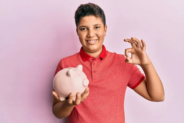 Teenager Hispánský Chlapec Drží Prasátko Banka Dělá Znamení Prsty Usmívá — Stock fotografie