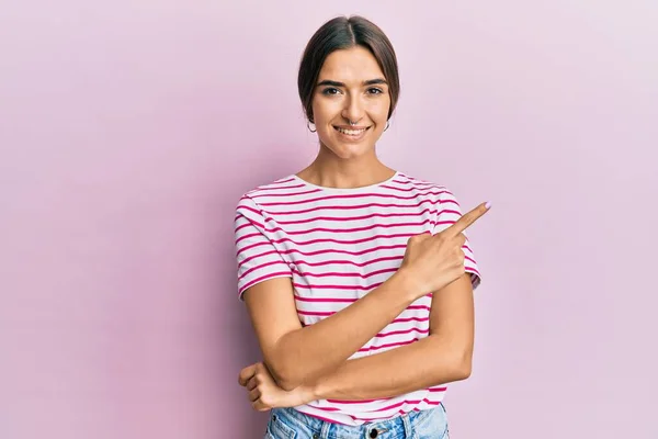 Junge Hispanische Frau Lässiger Kleidung Lächelt Fröhlich Und Zeigt Mit — Stockfoto