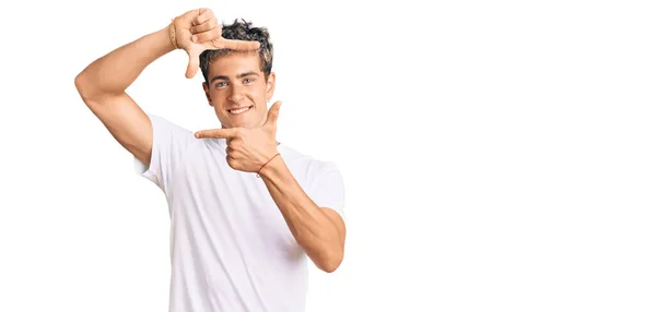 Homem Bonito Jovem Vestindo Camisa Branca Casual Sorrindo Fazendo Moldura — Fotografia de Stock