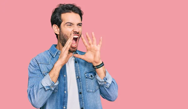 Joven Hombre Hispano Usando Ropa Casual Gritando Enojado Voz Alta — Foto de Stock