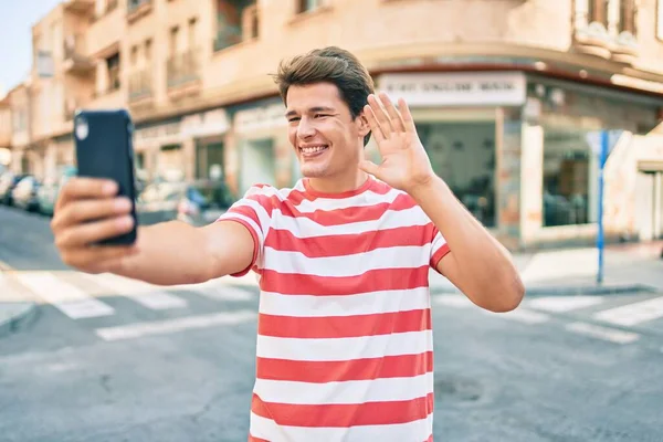 Jonge Kaukasische Man Glimlachend Gelukkig Doen Videogesprek Met Behulp Van — Stockfoto