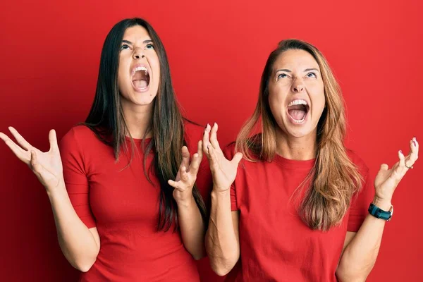 Familia Hispana Madre Hija Vistiendo Ropa Casual Sobre Fondo Rojo —  Fotos de Stock