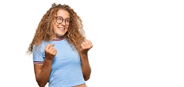 Prachtige Blanke Tiener Meisje Dragen Casual Kleding Glazen Opgewonden Voor — Stockfoto