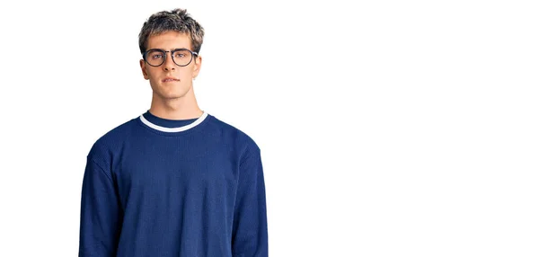 Mladý Pohledný Muž Neformálním Oblečení Brýlích Uvolnil Vážným Výrazem Tváři — Stock fotografie
