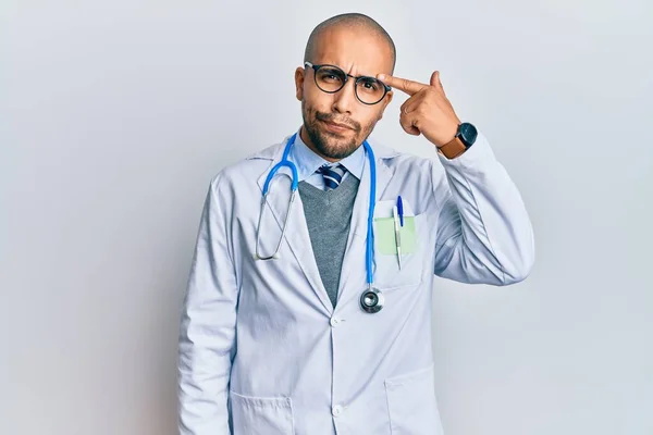 Homem Adulto Hispânico Vestindo Uniforme Médico Estetoscópio Apontando Infeliz Para — Fotografia de Stock