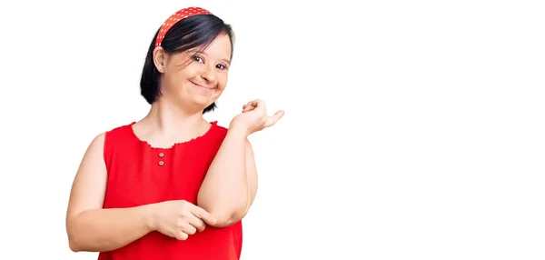 Mujer Morena Con Síndrome Vistiendo Ropa Casual Sonriendo Feliz Señalando —  Fotos de Stock