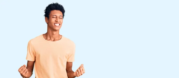 Jovem Afro Americano Vestindo Roupas Casuais Muito Feliz Animado Fazendo — Fotografia de Stock