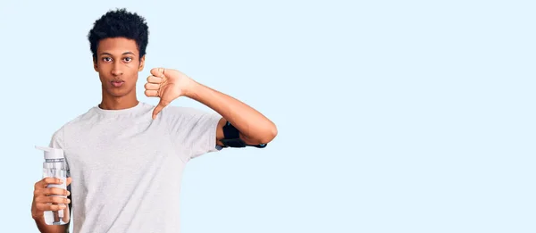 Ung Afrikansk Amerikansk Man Bär Sportkläder Håller Vattenflaska Med Argt — Stockfoto