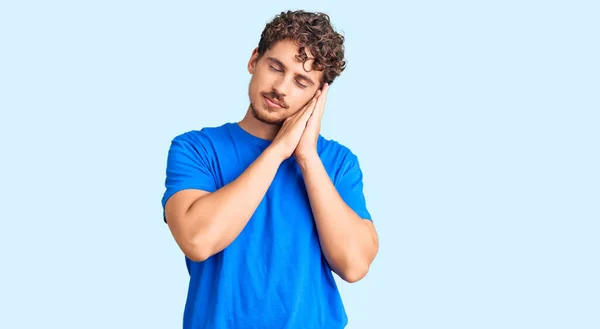 Jovem Homem Bonito Com Cabelo Encaracolado Vestindo Roupas Casuais Dormindo — Fotografia de Stock