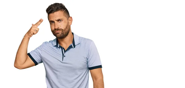 Knappe Man Met Baard Die Casual Kleren Draagt Schietend Zichzelf — Stockfoto