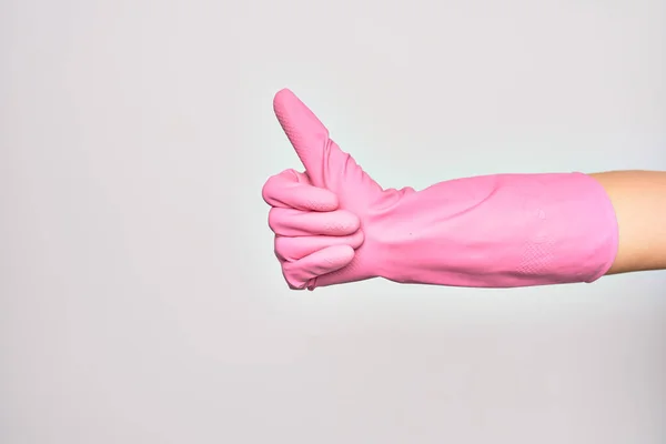 穿着粉色清洁手套的白人年轻女子的手 手拿着大拇指在孤立的白色背景上做着标记 — 图库照片