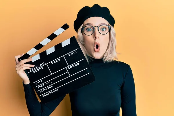 Jeune Fille Blonde Tenant Film Vidéo Clapboard Effrayé Étonné Avec — Photo