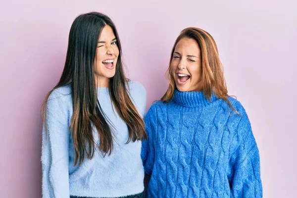 Família Hispânica Mãe Filha Vestindo Suéter Inverno Piscando Olhando Para — Fotografia de Stock