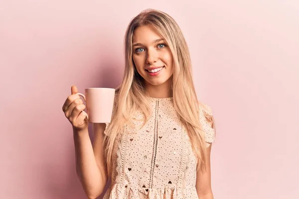 Mladá Krásná Blondýnka Drží Kávu Vypadá Pozitivně Šťastně Stojící Usmívá — Stock fotografie
