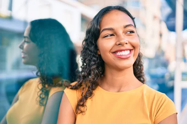 Joven Afroamericana Americana Sonriendo Feliz Apoyada Pared Ciudad — Foto de Stock