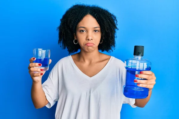 Ung Afrikansk Amerikansk Flicka Håller Munvatten För Frisk Andedräkt Deprimerad — Stockfoto