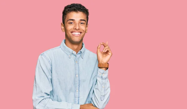 Ung Vacker Afrikansk Amerikan Man Bär Casual Kläder Med Ett — Stockfoto