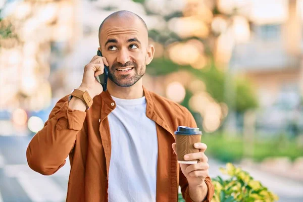 Νεαρός Ισπανόφωνος Φαλακρός Άντρας Μιλάει Στο Smartphone Πίνοντας Καφέ Στην — Φωτογραφία Αρχείου