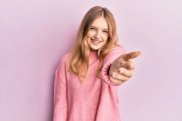 Hermosa Chica Caucásica Joven Con Ropa Casual Sonriente Amistoso Ofreciendo — Foto de Stock