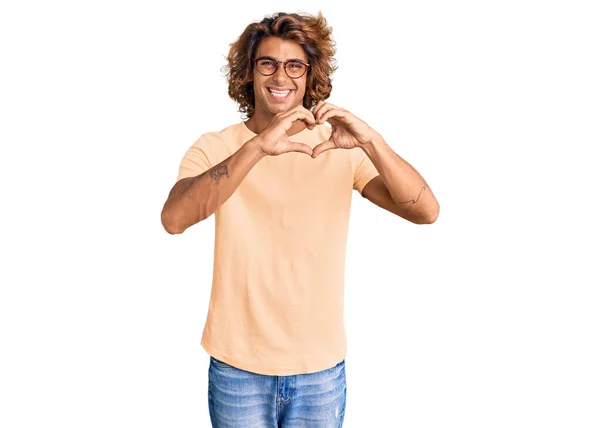 Jovem Hispânico Vestindo Roupas Casuais Óculos Sorrindo Amor Fazendo Forma — Fotografia de Stock
