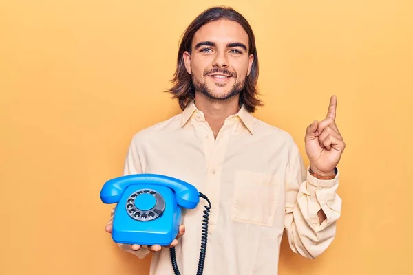 Jeune Bel Homme Tenant Téléphone Vintage Surpris Par Une Idée — Photo