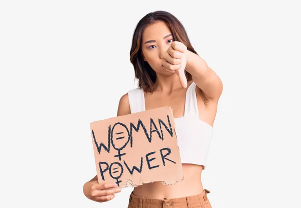 Junge Schöne Chinesin Mit Frauenpower Banner Mit Wütendem Gesicht Negatives — Stockfoto