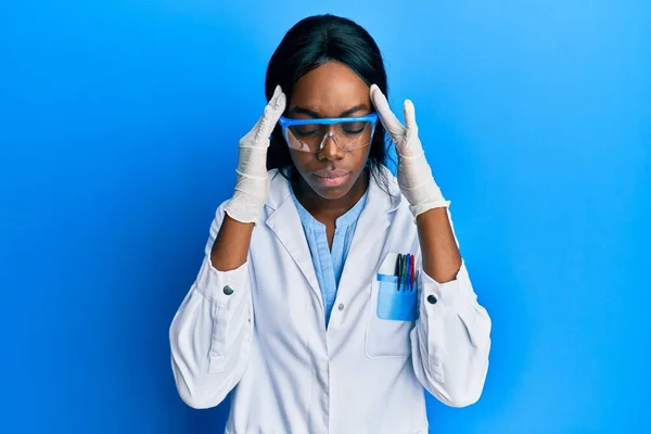 Genç Afrikalı Amerikalı Kadın Elleri Kafasında Bilim Adamı Üniforması Giyiyor — Stok fotoğraf