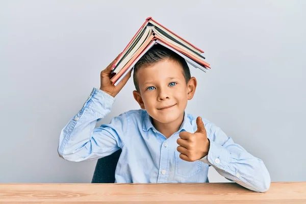 Adorable Niño Caucásico Sosteniendo Libro Cabeza Sonriendo Feliz Positivo Pulgar — Foto de Stock